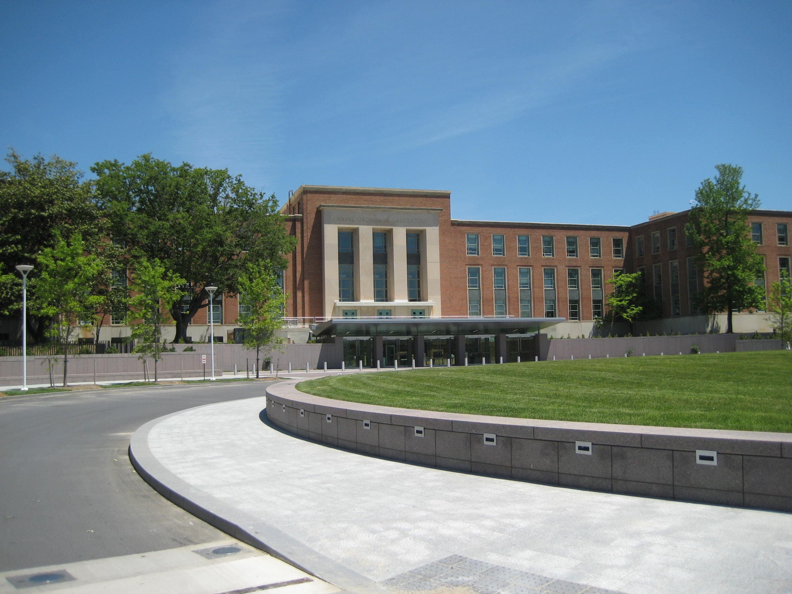 The main entrance of FDA Building 1 on the White Oak campus in Silver Spring, Maryland, which houses the commissioner's and senior staff offices. Photo: U.S. Food and Drug Administration, via Wikimedia Commons (public domain). Source page: https://commons.wikimedia.org/wiki/File:FDA_Bldg_1_-_Exterior_With_Circle_(5161374950).jpg