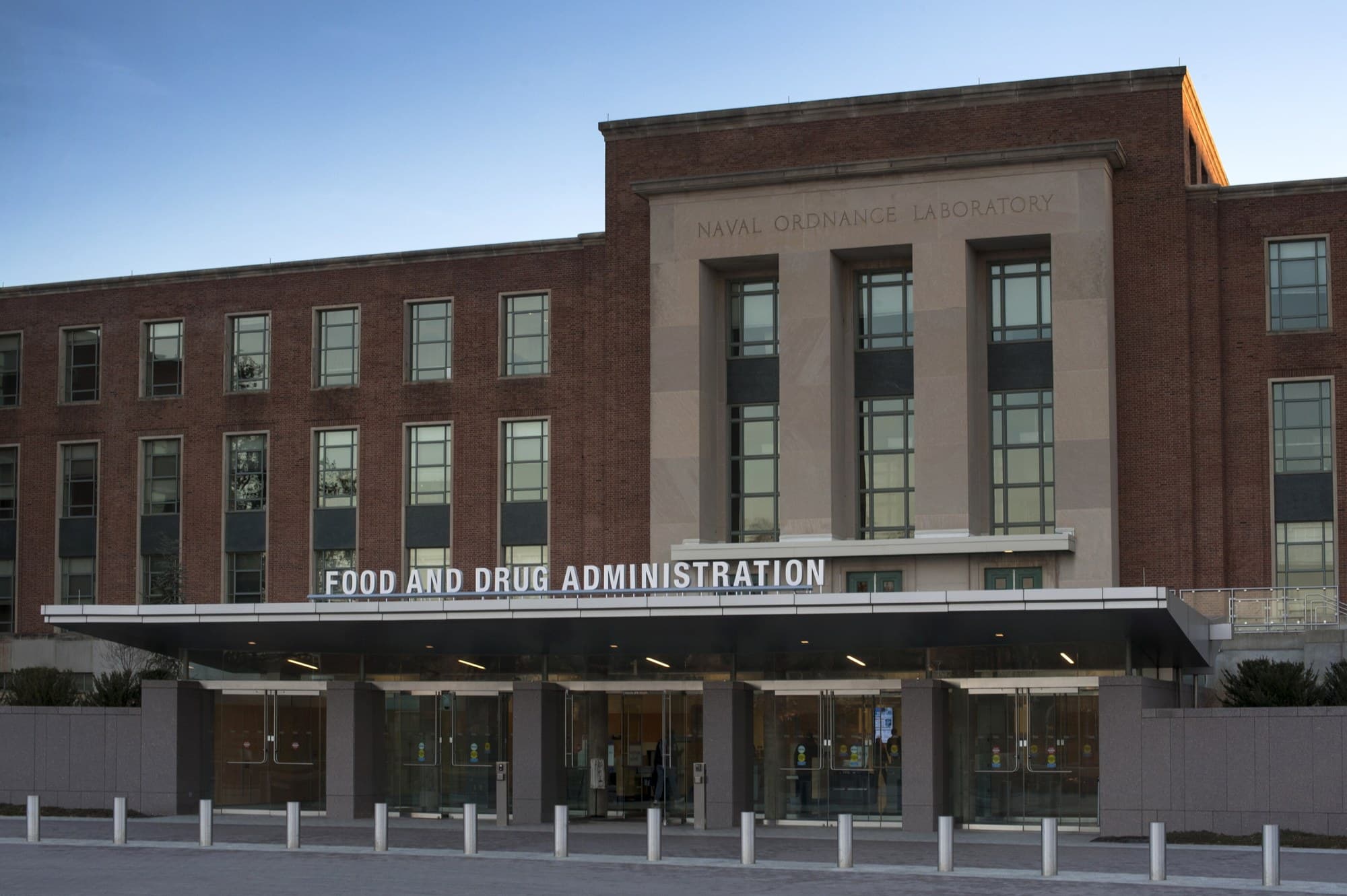 Main entrance of Building 1 on the U.S. Food and Drug Administration's White Oak campus, Silver Spring, Maryland, 12 March 2015. Photo: U.S. Food and Drug Administration, via Wikimedia Commons (public domain, U.S. government work). Source page: https://commons.wikimedia.org/wiki/File:FDA_Entrance_(16792957331).jpg